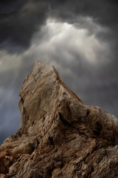 Kaya Fırtınanın Karşısında Dimdik Duruyor — Stok fotoğraf