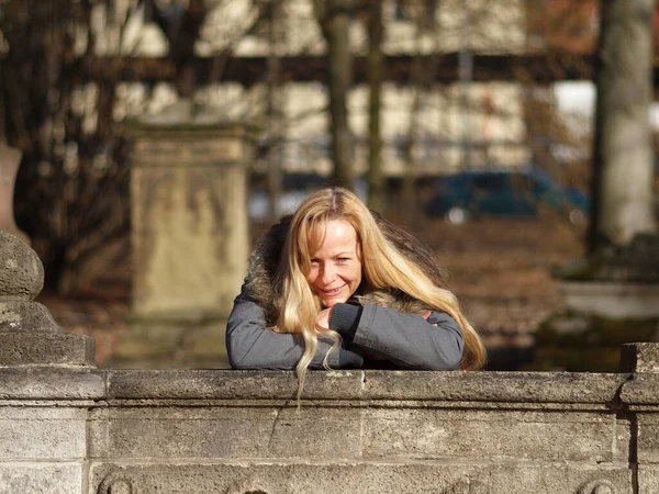 Donna Appoggiata Sulla Pietra — Foto Stock