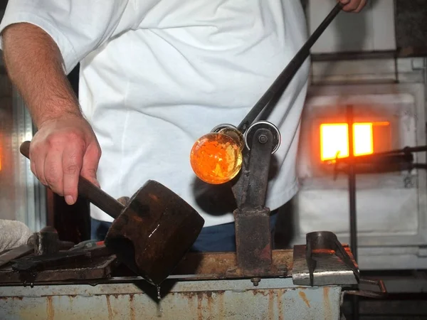 Schmied Arbeitet Mit Mühle Und Heißgetränk — Stockfoto