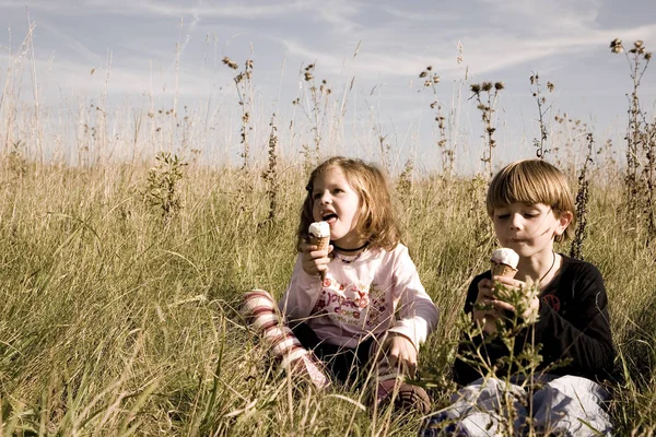 Kinder Essen Eis — Stockfoto