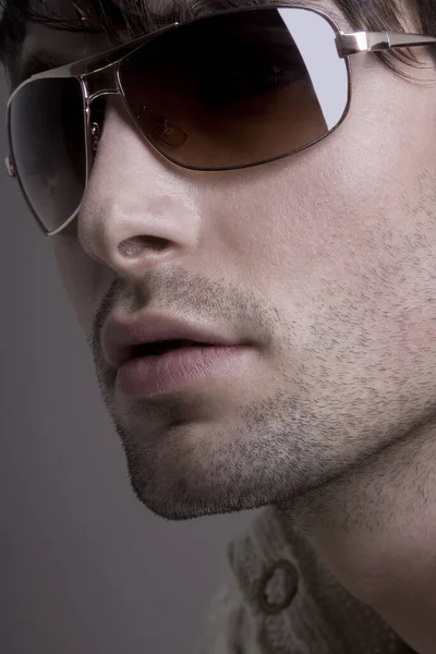 Närbild Stilig Man Solglasögon — Stockfoto