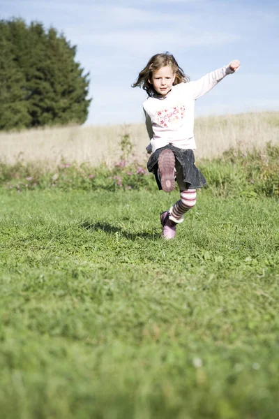 Дівчина Біжить Над Лугом — стокове фото