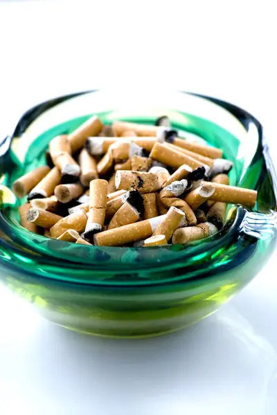 烟灰缸 吸烟有害健康 — 图库照片