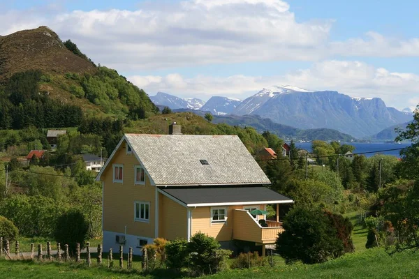 夏の風景の前にある木の家です — ストック写真