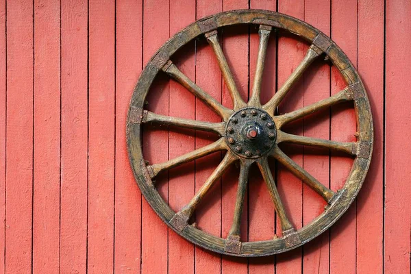 Houten Wiel Een Rood Geschilderde Muur Van Een Schuur — Stockfoto