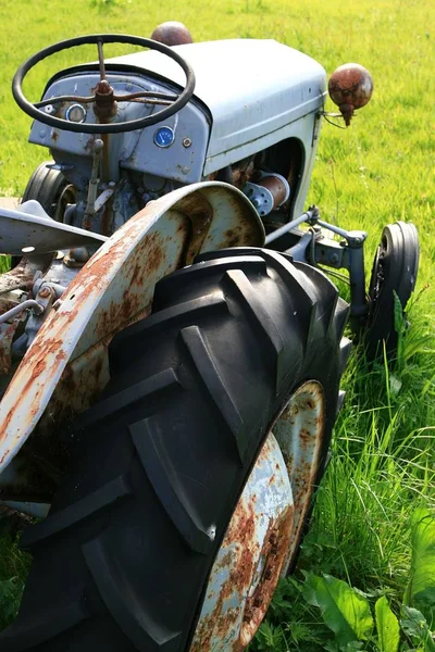 Retro Traktor Zelené Louce — Stock fotografie