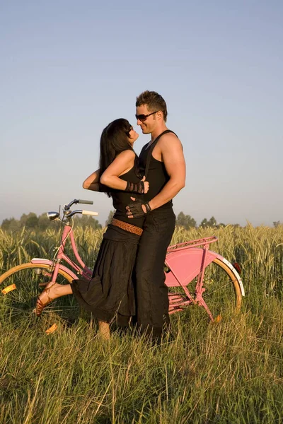 Jeune Couple Amoureux Sur Terrain — Photo