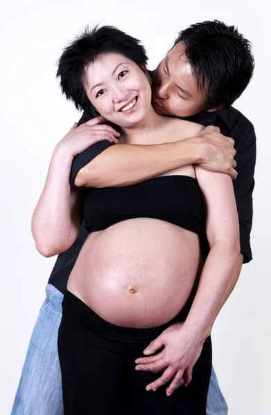 Azjatycki Mąż Całuje Swoją Ciężarną Żonę — Zdjęcie stockowe