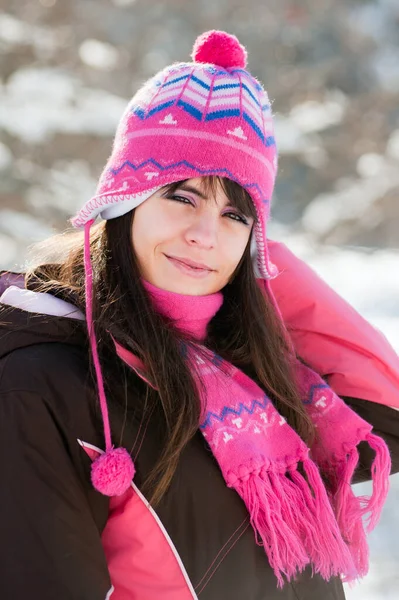 Güneşli Bir Günde Kar Altında Güzel Bir Kış Kadını — Stok fotoğraf