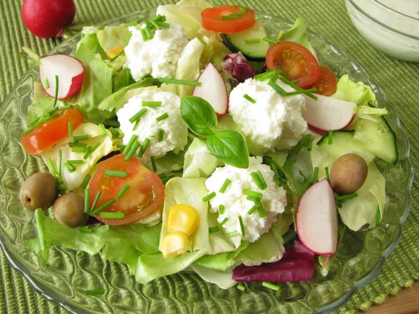 Salat Mit Ziegenfrischkäsebällchen — Stockfoto