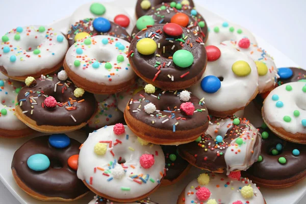 Leckere Süße Donuts Auf Weiß — Stockfoto