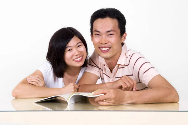 Couples Asiatiques Partageant Livre — Photo