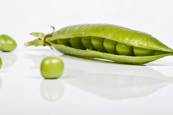 Erbsen Isoliert Auf Weiß — Stockfoto