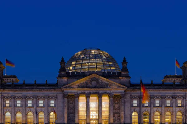 晚上在柏林的国会大厦 — 图库照片