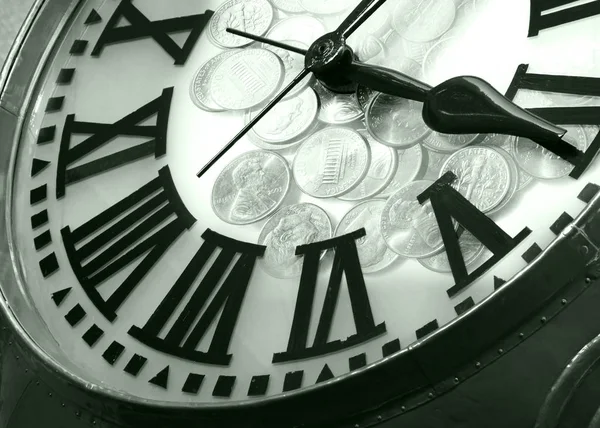 Классические Часы Часовой Стрелкой Монеты Заднем Плане Зеленый Тонированный — стоковое фото