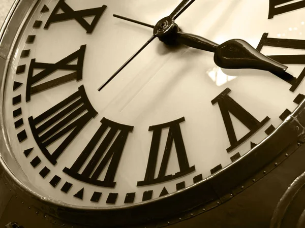 Reloj Con Aguja Hora Números Números Romanos Sepia Tonificado — Foto de Stock