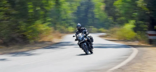 Motorrijder Gevangen Opening Gaspedaal Land Weg India — Stockfoto