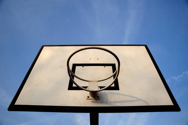 Detailní Záběr Basketbalového Koše Proti Jasně Modré Obloze — Stock fotografie