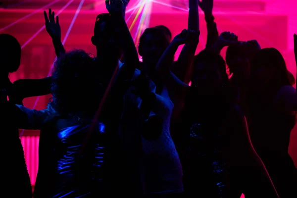 Människor Dansar Disco Med Laser — Stockfoto