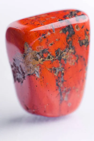 Натуральный Камень Красный Джаспер Кажется Красивых Цветах Белой Земле — стоковое фото