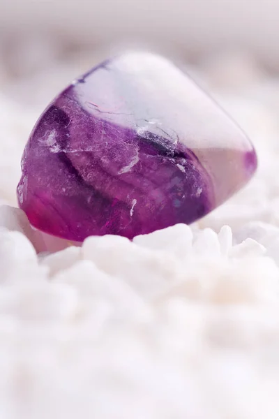 Améthyste Pierre Naturelle Brille Dans Belles Couleurs Sur Fond Blanc — Photo