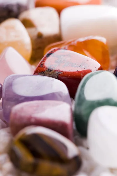Muchas Piedras Naturales Diferentes Hermosos Colores Sobre Fondo Blanco — Foto de Stock