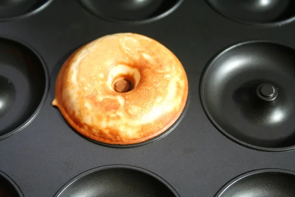 Вкусные Сладкие Пончики Белом — стоковое фото