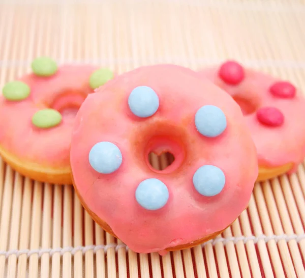 Leckere Süße Donuts Auf Weiß — Stockfoto