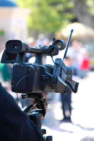 Operator Kamerą Wideo Nagrywający Wideo Zewnątrz — Zdjęcie stockowe