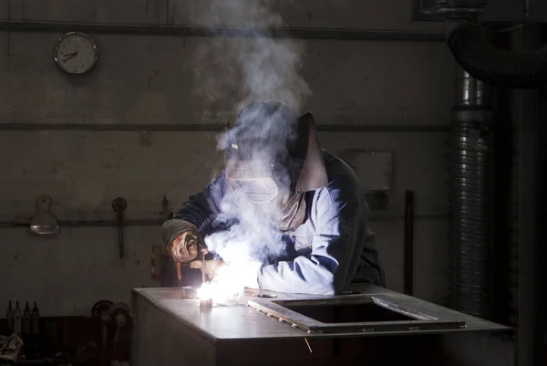 Operador Soldadura Taller Reparación Automóviles —  Fotos de Stock