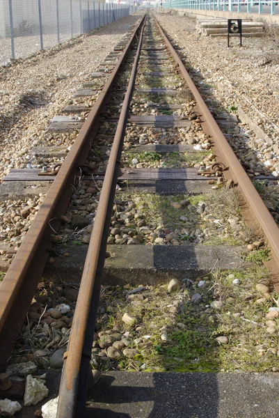 Brighton Sahilinde Volks Demiryolu Hattı Üçüncü Elektrikli Ray Ile Doğu — Stok fotoğraf