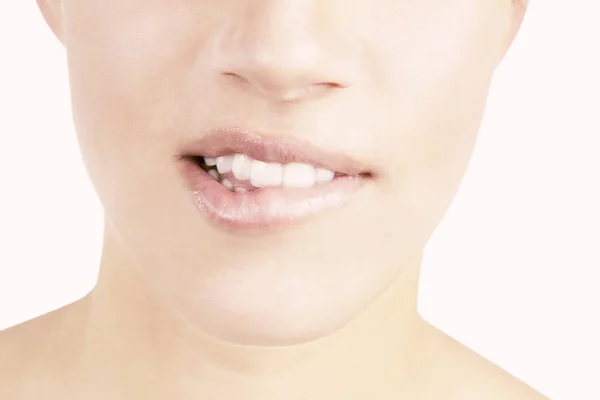 Kesme Yolu Ile Izole Edilmiş Beyaz Dişli Şehvetli Kadın Dudakları — Stok fotoğraf