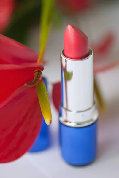 Rode Lippenstift Nagellak Een Witte Achtergrond — Stockfoto