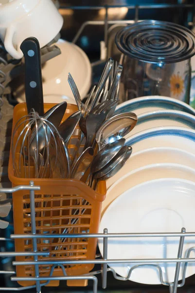 Посуда Внутри Посудомоечной Машины — стоковое фото