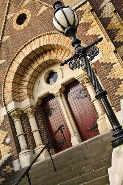 Trappen Naar Ingang Van Een Prachtige Kerk Met Rode Deuren — Stockfoto