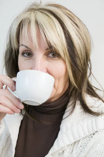 Retrato Uma Mulher Meia Idade Com Copo Café Branco — Fotografia de Stock