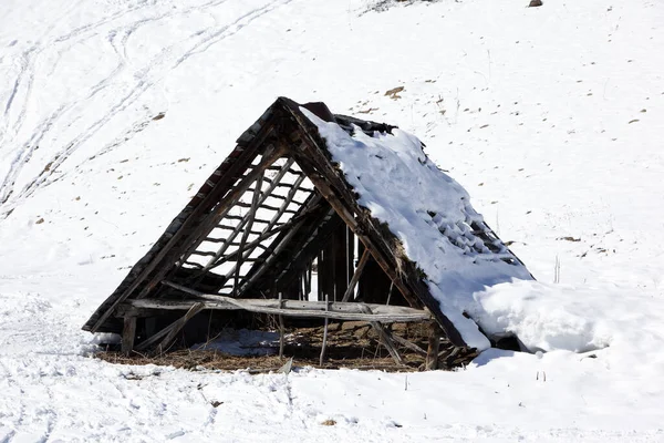 Oude Houten Stal Een Besneeuwde Helling Alpen — Stockfoto