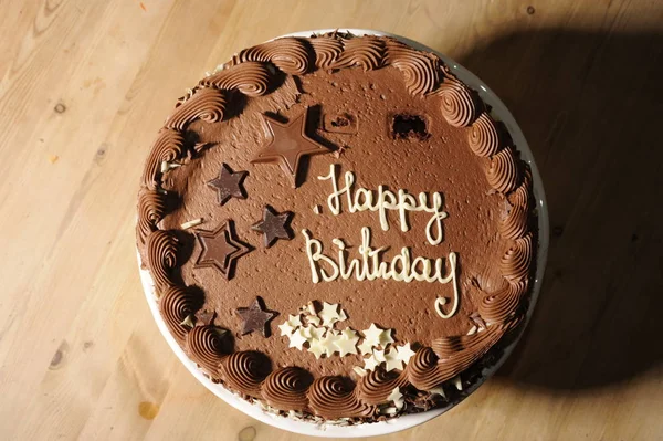 Delicioso Pastel Cumpleaños Chocolate Fresco Una Mesa Cocina Madera Listo — Foto de Stock