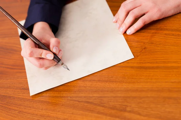Mulher Escreve Uma Carta Com Caneta Tinta — Fotografia de Stock
