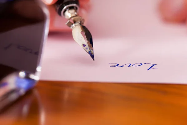 Persona Escribe Carta Amor Con Pluma Tinta —  Fotos de Stock