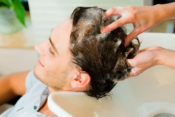 Man Getting Hair Treatment Salon — Stock Photo, Image