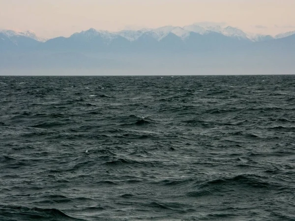 Широкий Вид Море Горы Заднем Плане — стоковое фото