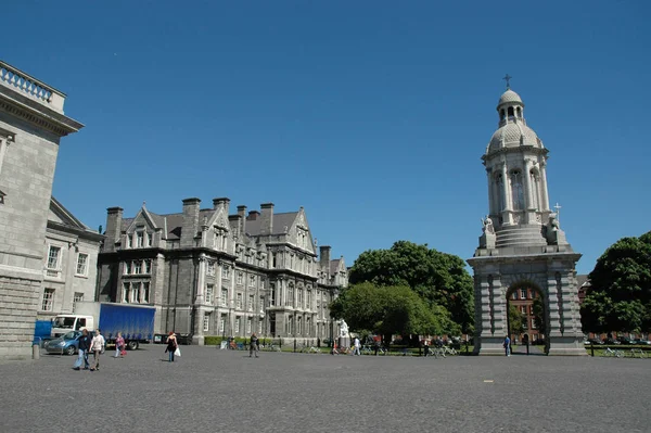 Szeroki Kąt Ujęcia Quad Trinity College Dublin Piękną Dzwonnicą Prawo — Zdjęcie stockowe