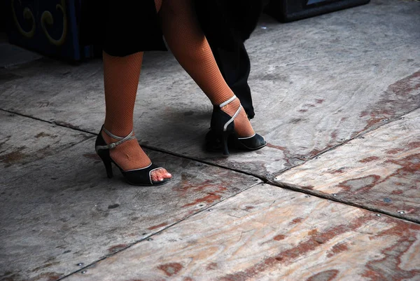 Pés Homem Vestido Preto Com Laço — Fotografia de Stock