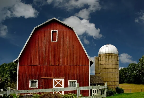 Retro Červená Stodola Silo Bílým Plotem Proti Modré Obloze — Stock fotografie