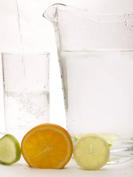 Φέτα Λεμόνι Ασβέστη Και Πορτοκάλι Ένα Ποτήρι Και Κανάτα — Φωτογραφία Αρχείου