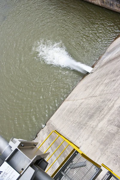 Bild Eines Staudamms Der Mit Fließendem Wasser Strom Erzeugt — Stockfoto