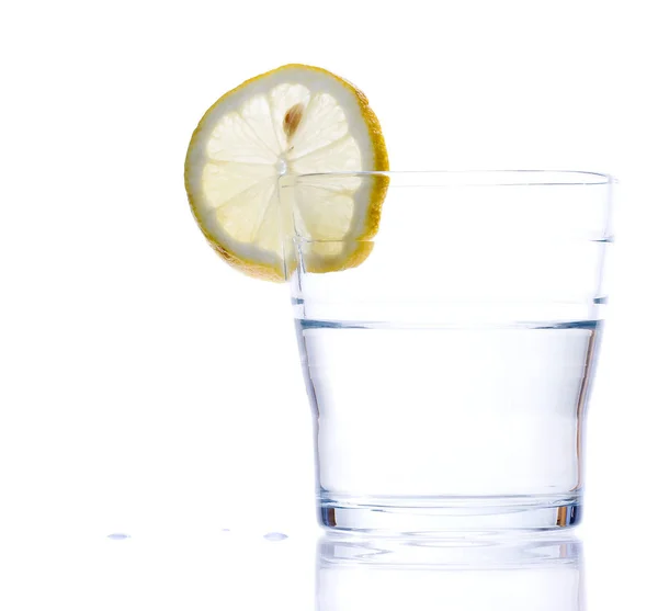 Glas Vätska Med Citron Isolerad Över Withe Bakgrund — Stockfoto