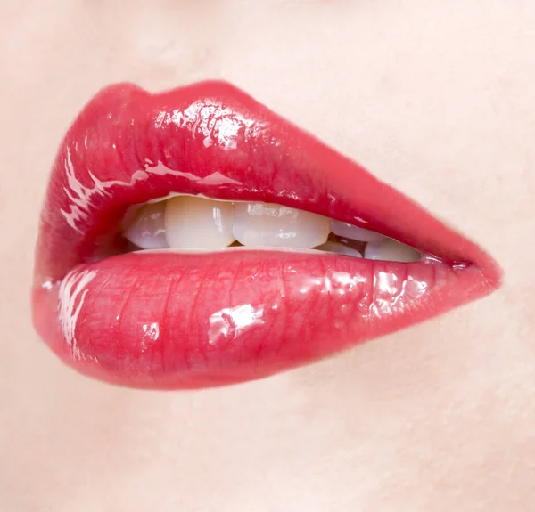 近くの画像挑発的な官能的な女性の唇のアップ — ストック写真