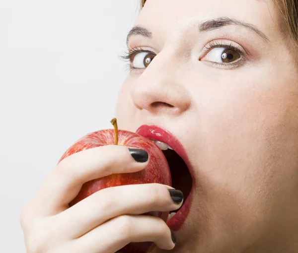 Uma Jovem Menina Bonita Comendo Uma Maçã Vermelha Saudável Fresca — Fotografia de Stock